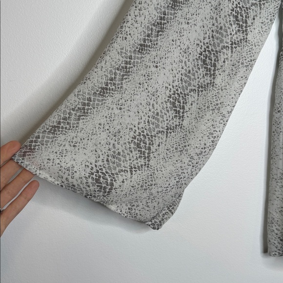 Altar’d State snakeskin long sleeve romper size small - Picture 9 of 11